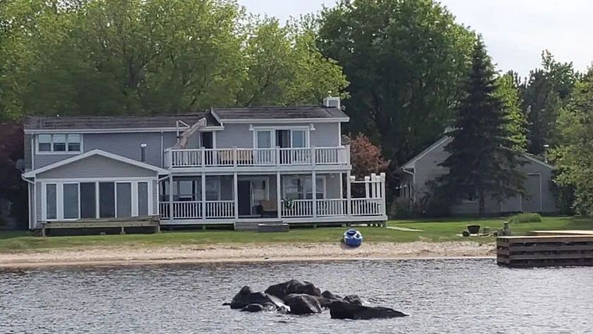 Huge beach front family-friendly dream house - Image 1