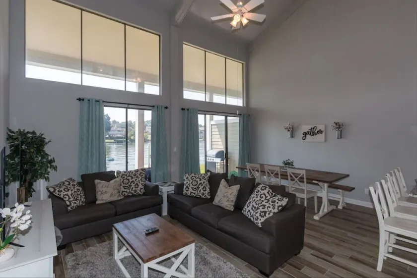 Beautiful Remodeled Luxury Waterfront Property- 3BR/2.5 bath-Sleeps 11!!! - Image 1