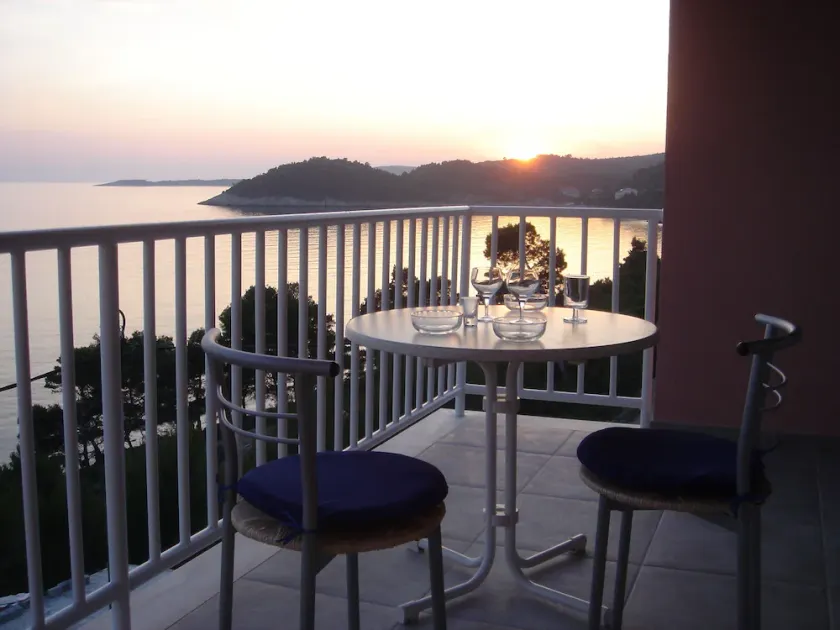 Top studio for 2-3 people, directly on the sea, boat mooring, bike hit! - Image 1