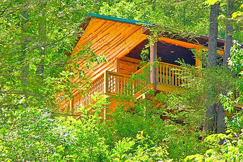 Abgeschiedene Berghütte auf einem großen Anwesen mit Wasserfall, Wanderwegen & Creek - Image 1