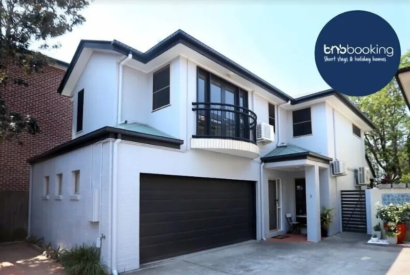 Bulimba Central 2BR -Sleeps 6, Courtyard - Image 1