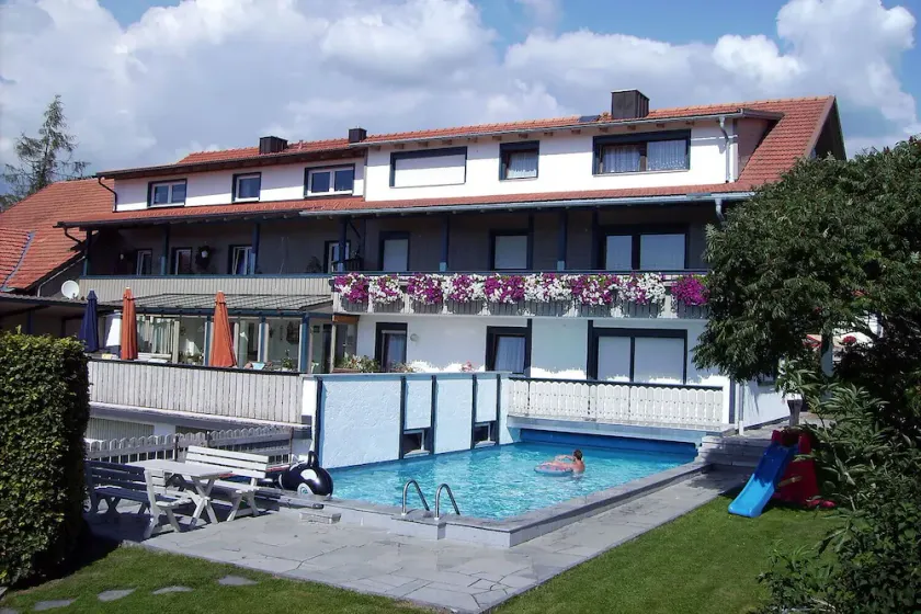 Vacation apartments for 6 people with pool, sauna and riding facilities - Image 1