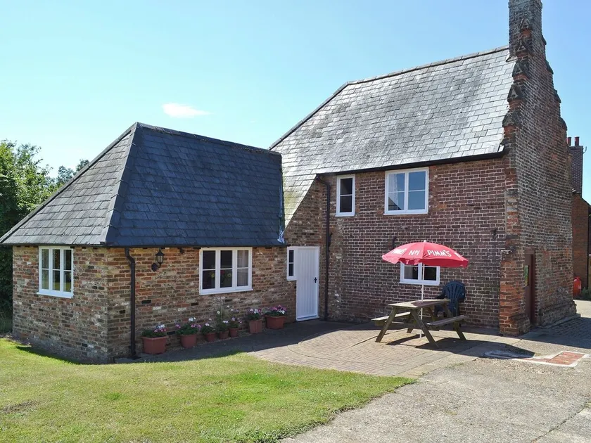 Hawthorne Cottage - PY8 - Image 1