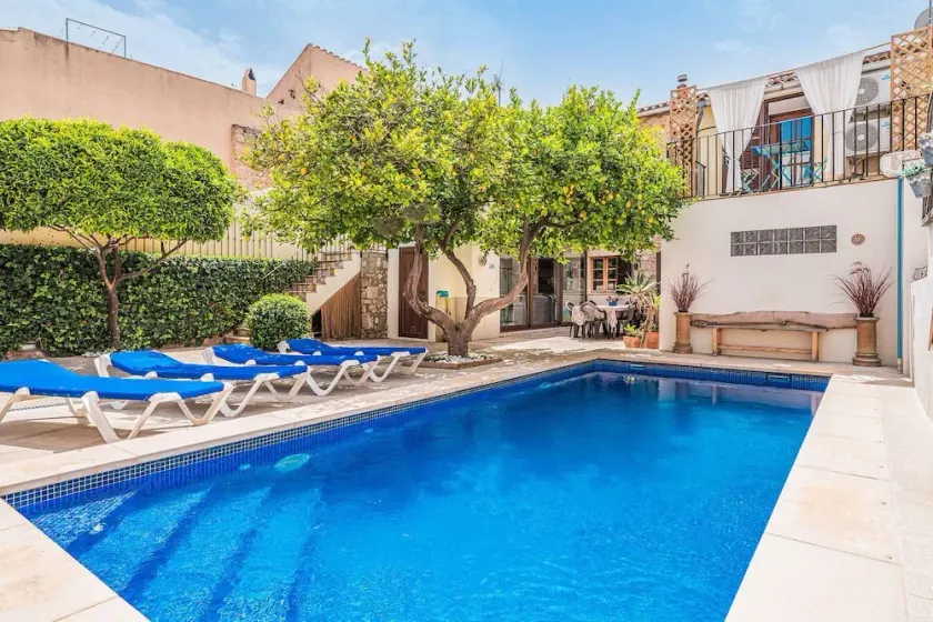 Private swimming pool, air conditioning, 6 bedrooms ideal for families - Image 1