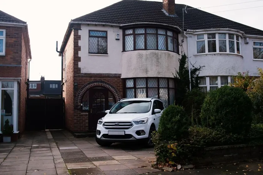 Captivating 3-bed House in Birmingham - Image 1