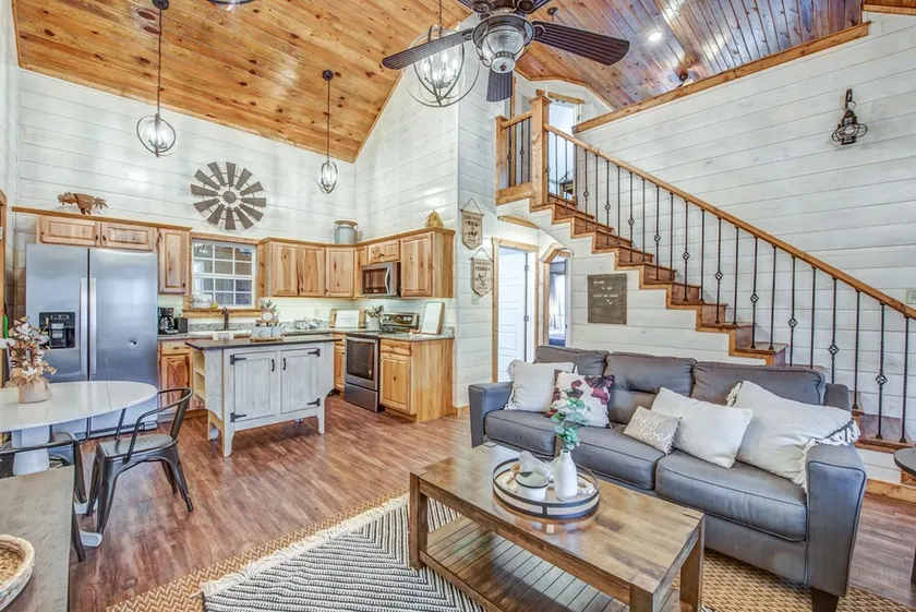 Getaway Chalet Pickwick! HOT TUB!! FirePit 5 mins Pickwick Landing! - Image 1