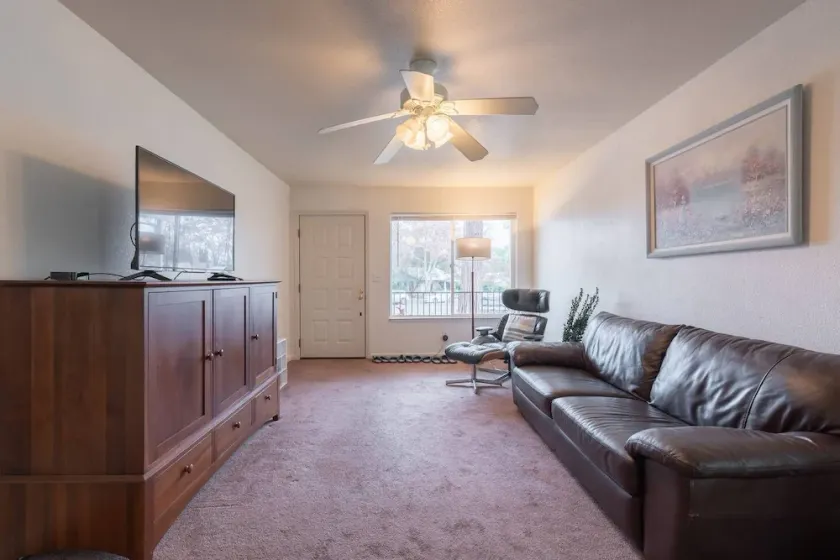 Spacious 2BR House Historic Downtown Roseville - Image 1