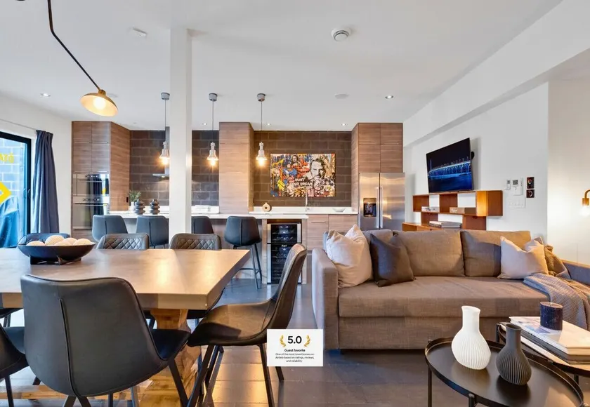 Liv MTL* 60% Off * Plato Upscale 2BR Penthouse | Large Family Retreat + Private Oasis Rooftop + Office + Pets Stay Free! - Image 1