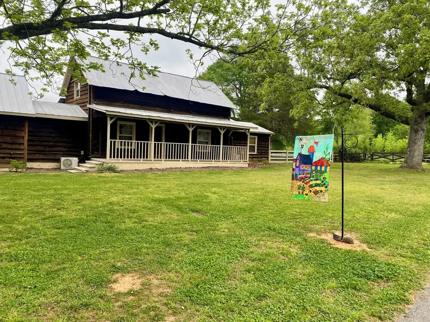 Whiffletree Farmhouse just 2 mins off I-26 & 8 mins from downtown Spartanburg! - Image 1