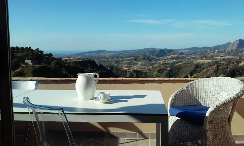 Casa Vacanze con Terrazzino Panoramico e Arredi di Design - Image 1