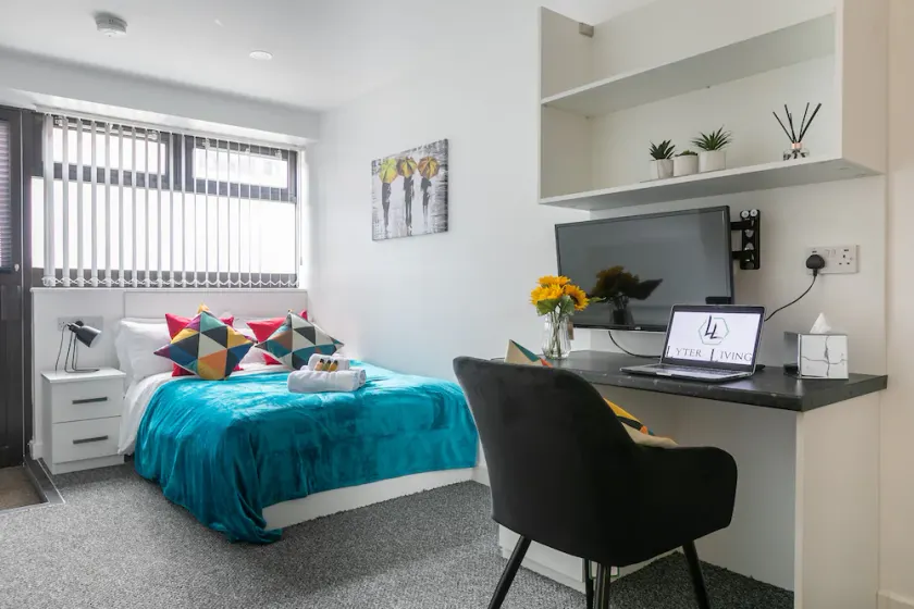 Stylish Studio Flat Steps Away from Train Station and University - Image 1