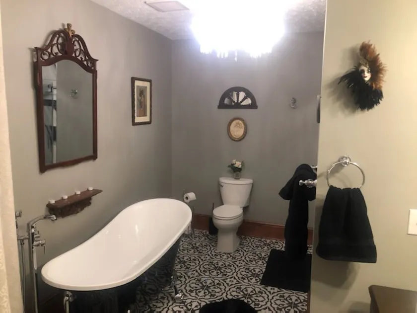 THE OPERA HOUSE SUITE AT TRAILS END B&B - Image 1