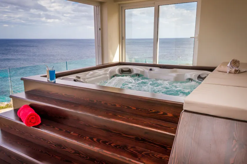 Brand new luxurious sea front apartment - Image 1