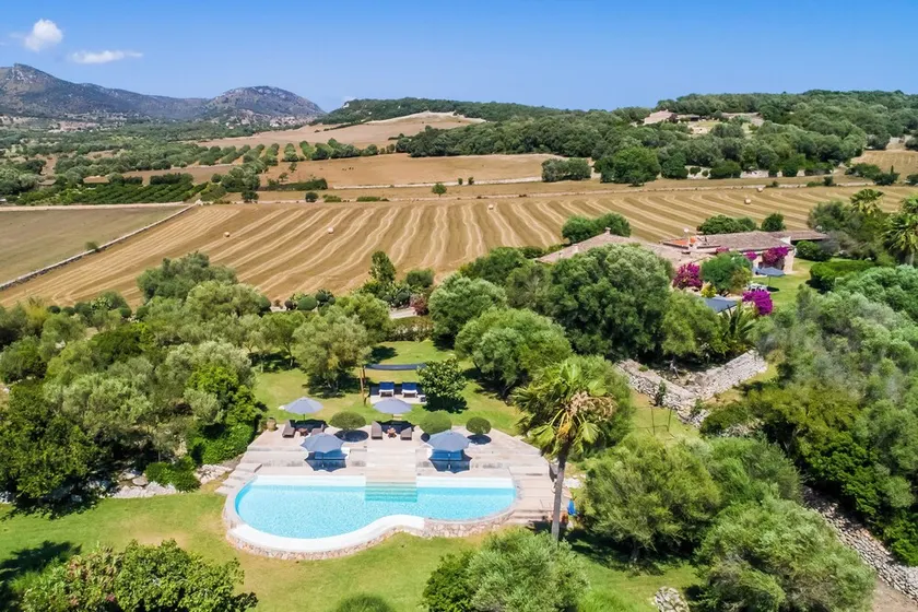Spacious country house with chill-out pool area, barbecue area and extensive garden - Image 1