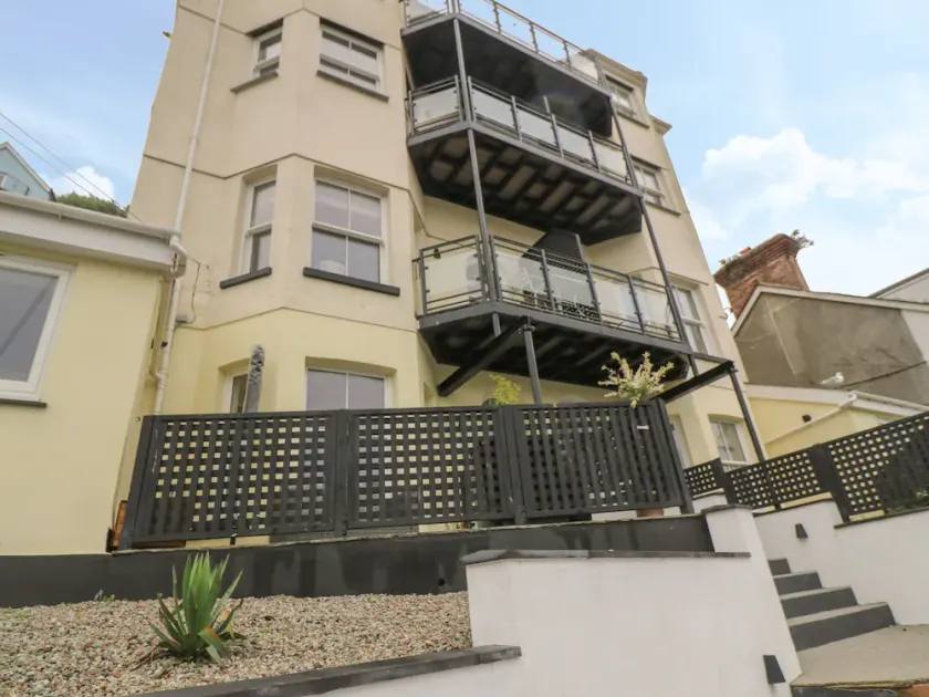 1 RIVER VIEW, pet friendly, country holiday cottage in Looe - Image 1