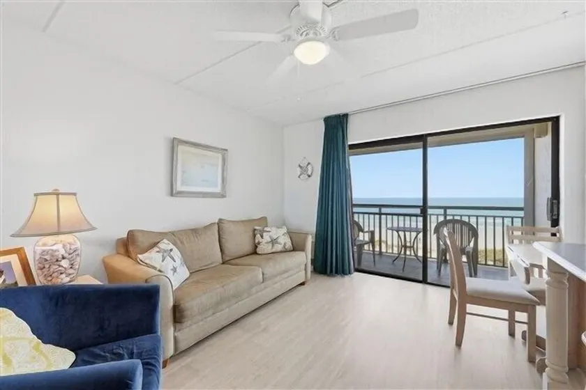Panoramic Sunsets & Sea Breezes – Top-Floor Coastal Suite - Image 1