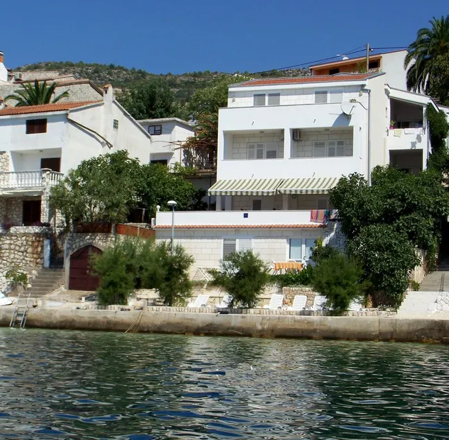 Villa apartamento Vedran C a 5 metros do mar, terraço com espreguiçadeiras e churrasco - Image 1