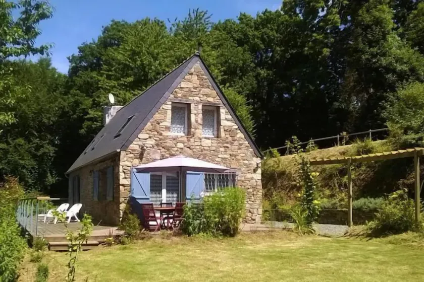 Country House With Canoe and Tree House - Image 1