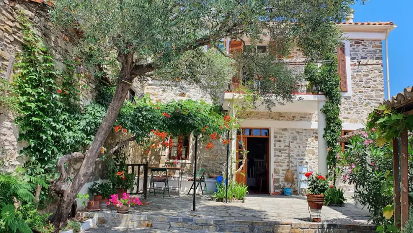 Traditional stone house with enclosed, idyllic courtyard, near the sea - Image 1