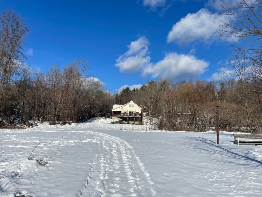 Village Home with 15 acre backyard on the river - Image 1