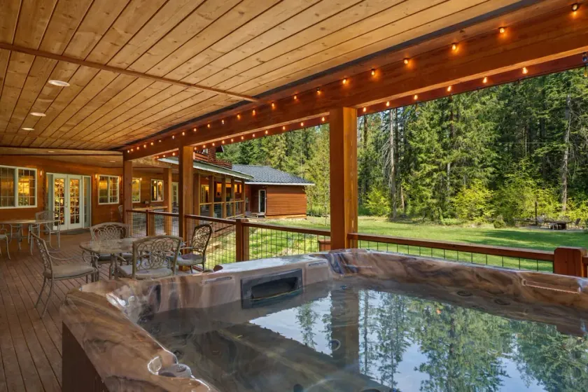 River Road Lodge 7 Bedroom Lodge by NW Comfy Cabins by RedAwning - Image 1