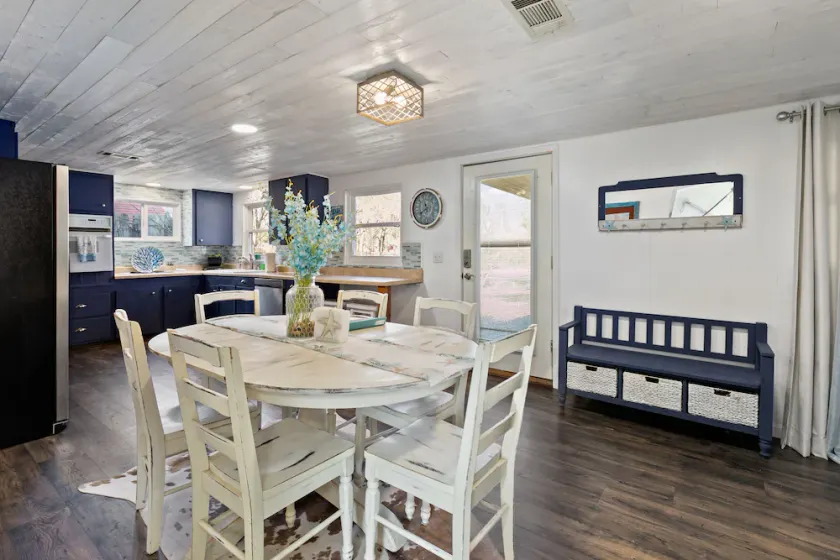 Remodeled Lake Texoma Beach Themed House Walking Distance to Neighborhood Beach - Image 1