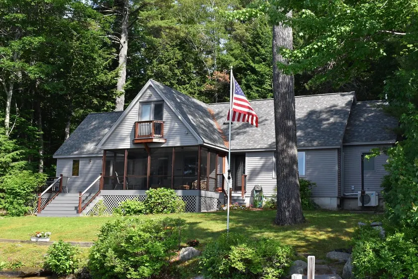 Waterfront home sleeping 10 located on Cummings Cove on Lake Winnipesaukee - Image 1