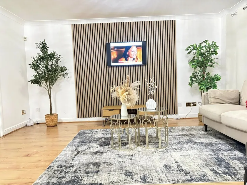 Spacious London Home - Garden, BBQ & Free Parking, Sleeps 8 - Image 1