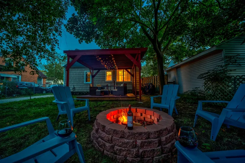 Lovely Lakeside Retreat - Image 1