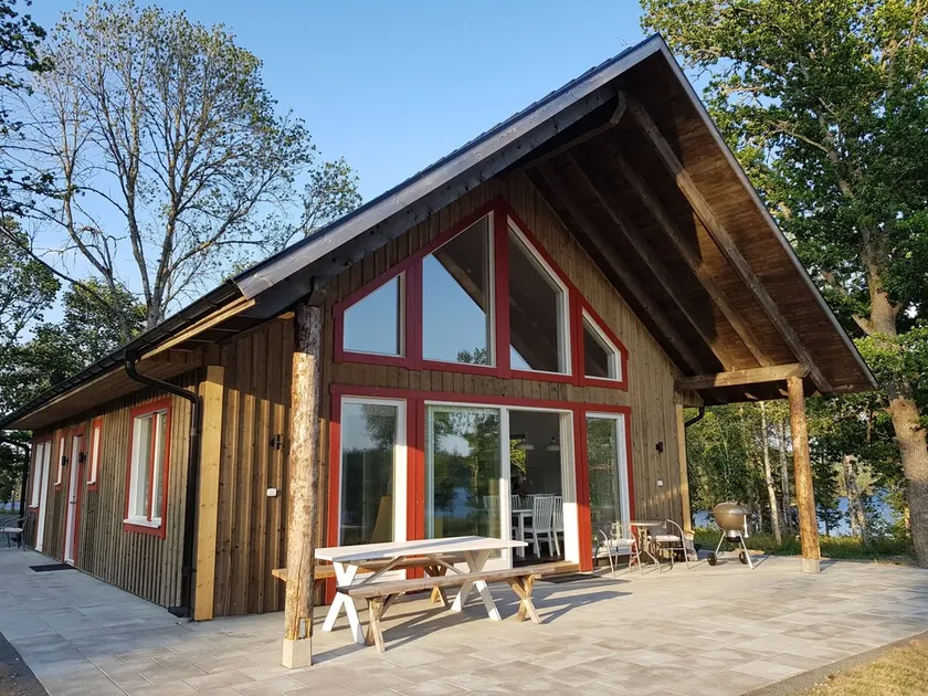 Maison moderne nouvellement construite uniquement située directement au bord du lac avec son propre quai et bateau - Image 1