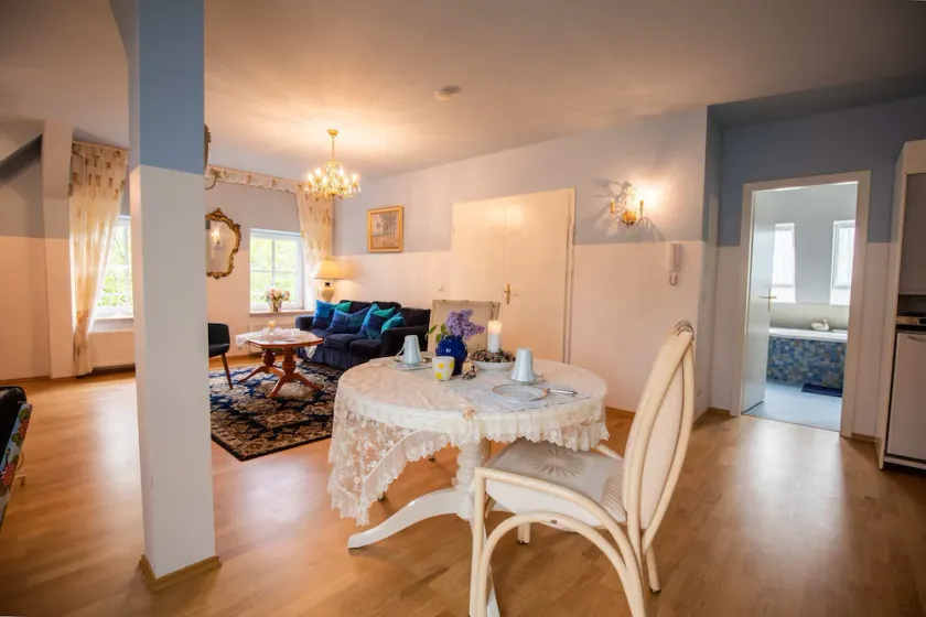 Spacious suite with garden views and a bathtub - Image 1