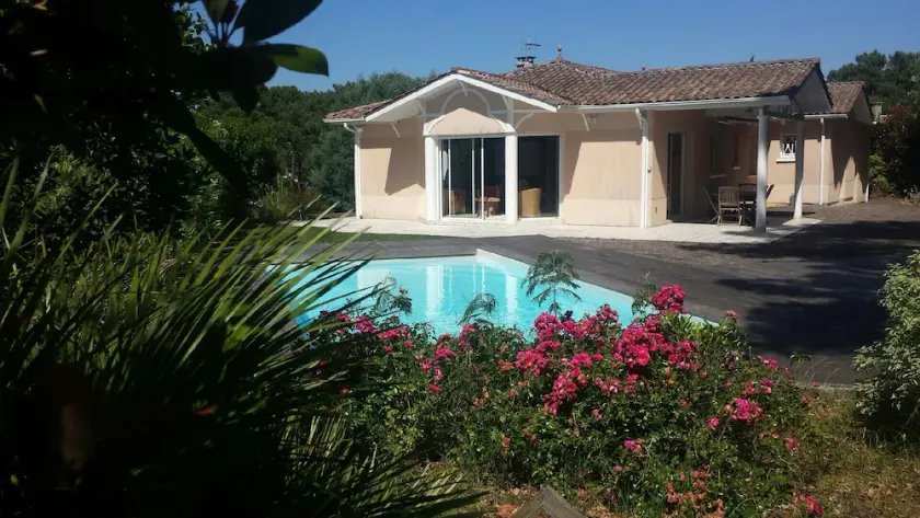 Pyla sur Mer Beautiful Villa 4 bedrooms with pool ideally located in a quiet - Image 1