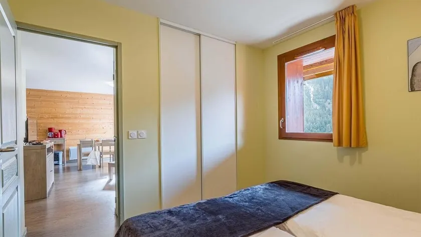 Wifi, 50m from ski lifts, fitness, swimming pool, sauna, hammam, balcony, parking, tv, 64m², Vaujany - Image 1