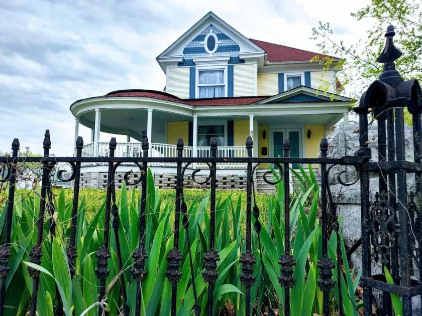Lovely Victorian Mansion Centrally Located - Image 1