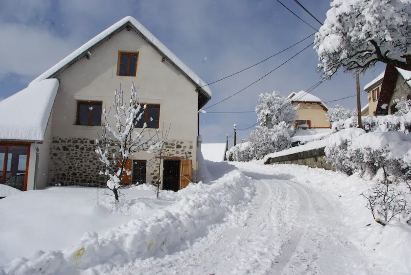 CHABOTTES HAUTES-ALPES gite T4 in country house - Image 1