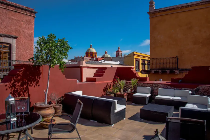 HERMOSA CASA EN EL CENTRO HISTORICO DE QUERETARO  CON 6 HABITACIONES - Image 1