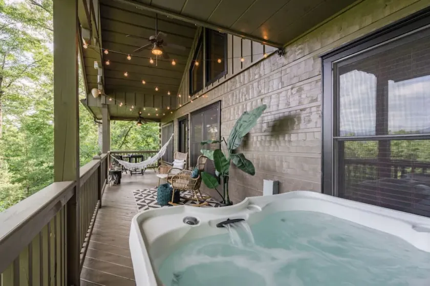 Luxury Retreat: Amazing Mountain Views + Hot Tub - Image 1