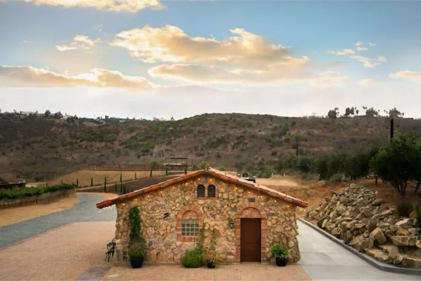 Casita Vino - Dog-Friendly Vineyard Retreat & Stay - Image 1