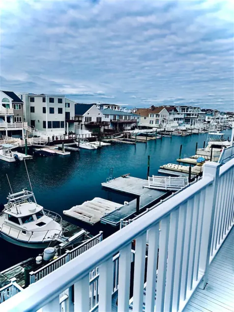Bay Front Property in Walking Distance to the Beach and Local Ammenities - Image 1