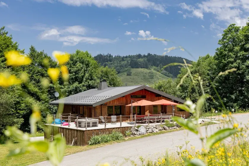 4-star chalet between lake and mountain, jacuzzi, sauna, opposite the slopes. - Image 1