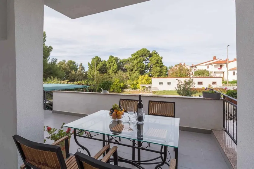 Holiday apartment with terrace and air conditioning - Image 1