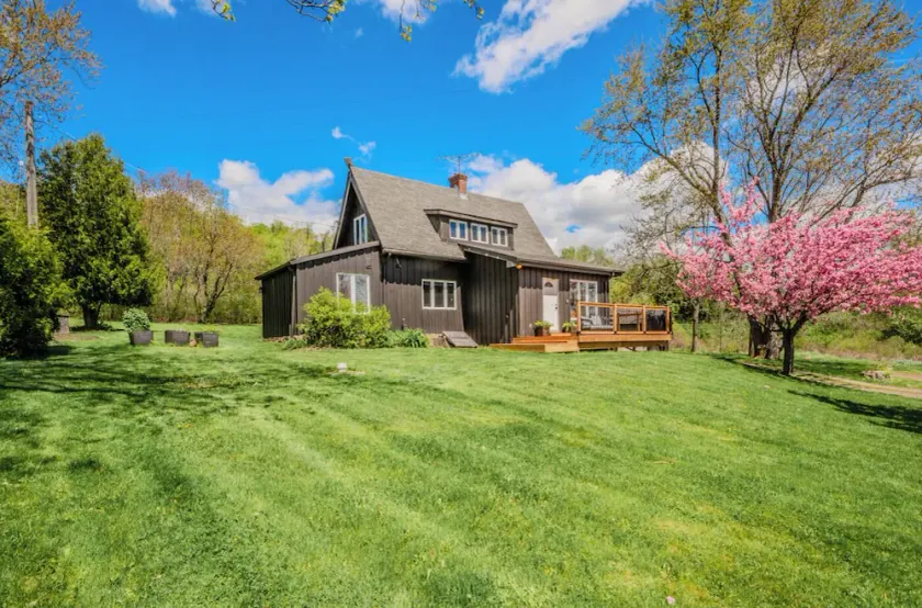 Nature Lovers' cottage on the escarpment with gorgeous views - 5 min to downtown - Image 1