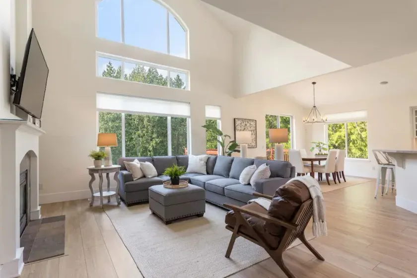Large Open Home on Golf Course with Chef's Kitchen - Image 1