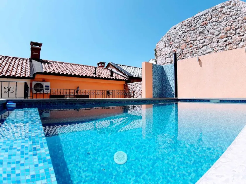 Holiday home with swimming pool, sauna and air conditioning - Image 1