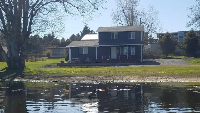 Afslappende Lakefront, tæt på stranden, familievenlig, roligt kvarter. - Image 1