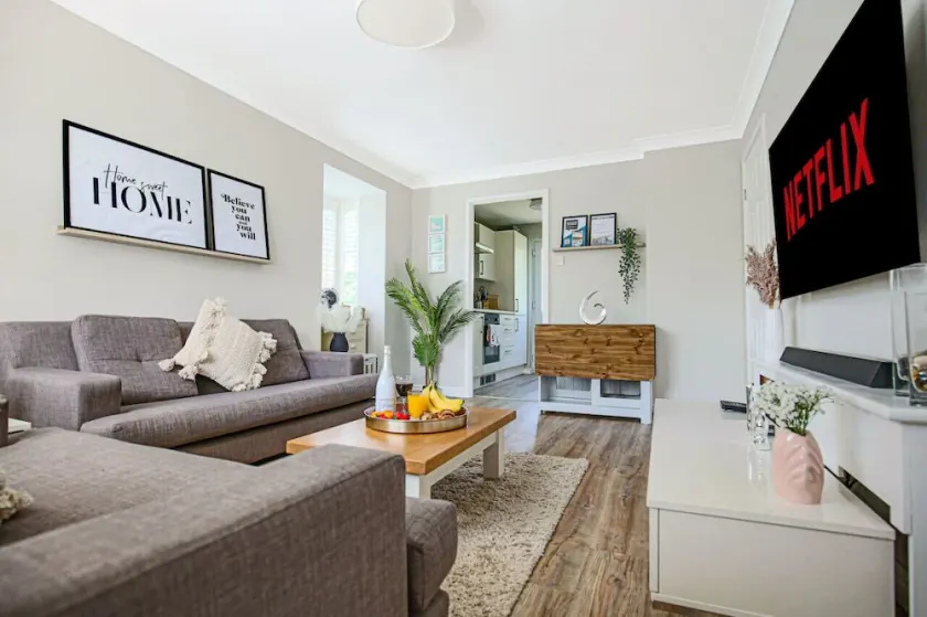 Cosy House- Sleeps 7 Centrally Located Free Parking, Fast WIFI Smart Tv with Sky and Netflix Business Travellers Relocators Leisure Welcome - Image 1