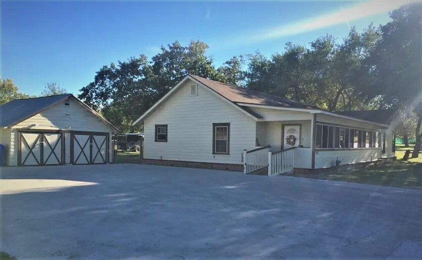 SOUTH FORK INN, RANCH HOME,SLEEPS 15, DOWN THE ROAD FROM SILOS, HUGE YARD!! - Image 1
