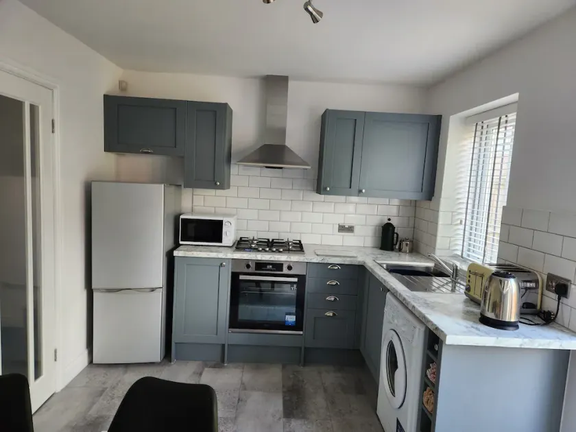 Spacious 2 bed house for commuters - Image 1