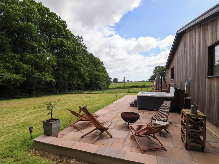 QUANTOCK BARN, pet friendly, country holiday cottage in Honiton - Image 1