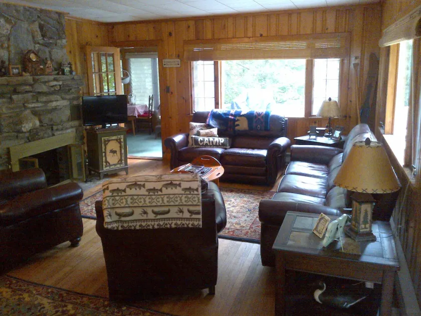 Charming 2BR Camp mit eigenem Strand, Terrasse, Terrasse, Kamin - alle Annehmlichkeiten! - Image 1